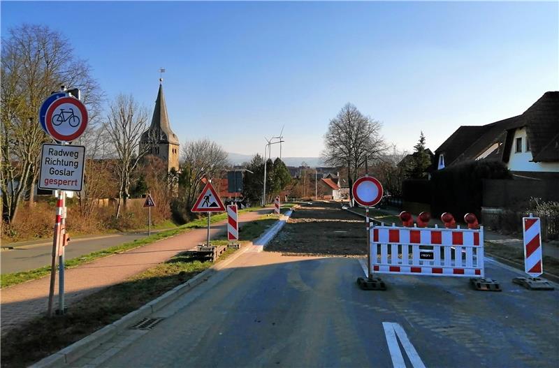 Ein Schilderwald weißt auf Bauarbeiten auf der B 82 in Immenrode hin.