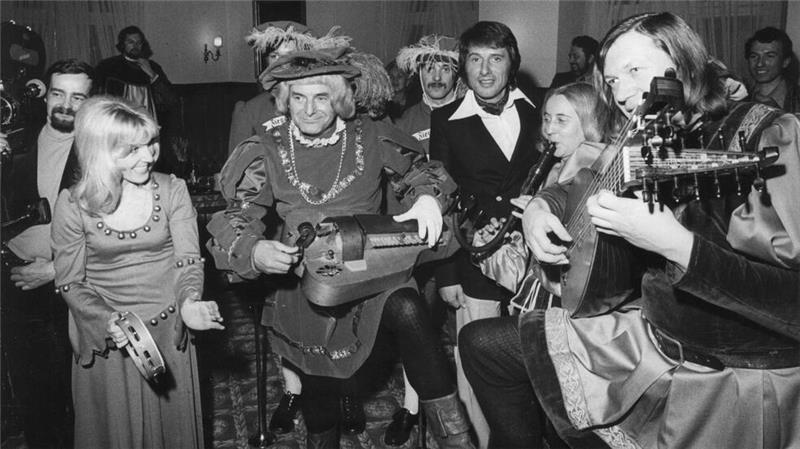 Wie Schlagerstar Udo Jürgens auf Bilder vom Goslarer Pancket kommt Ein Schlagerstar unter Mittelalter-Musikern: Udo Jürgens ist immer mittendrin.