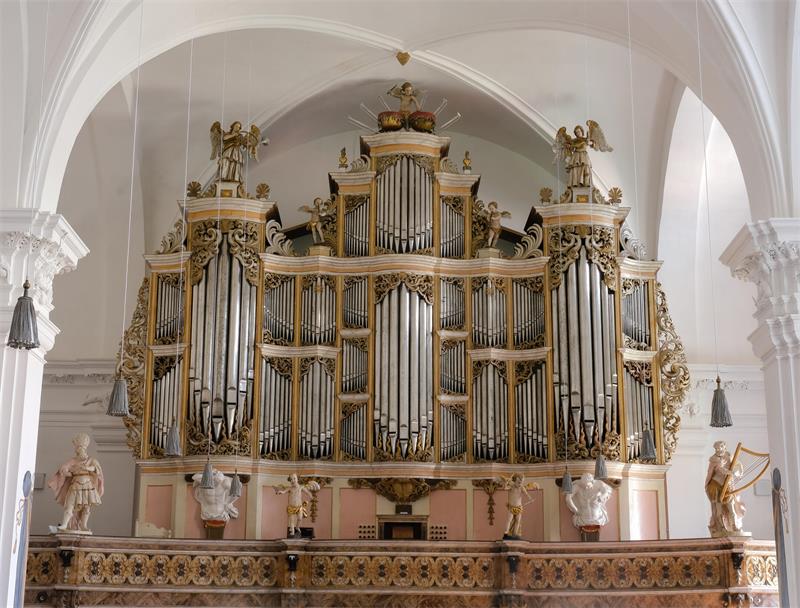 Eine prachtvolle Kirchenorgel.