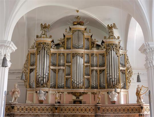 Eine prachtvolle Kirchenorgel.