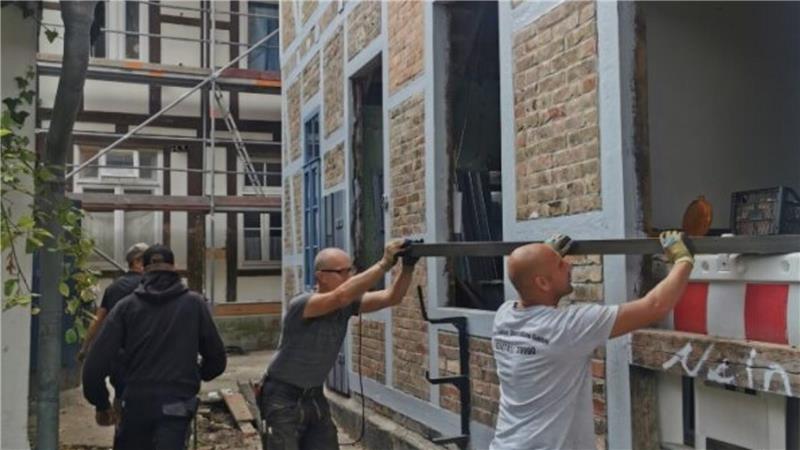 Ein Schmuckstück wird aufgehübscht.