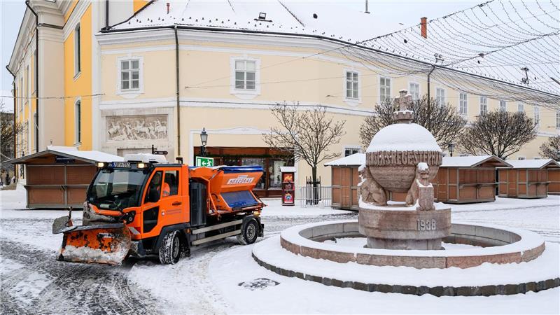 Ein Schneepflug räumt in Ungarn.