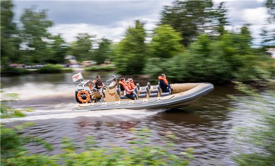 Ein Schnellboot fährt über den Tansania-See des Serengeti-Parks Hodenhagen.