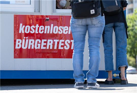Ein Schnelltestzentrum in Leipzig. Ab heute tritt eine neue Verordnung zu den bisher kostenlosen Bürgertests in Kraft.