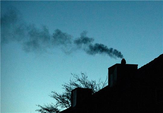 Ein Schornstein entlässt die Abgase einer Gasheizun gin die Abendluft. Foto: picture alliance/dpa | Daniel Bockwoldt