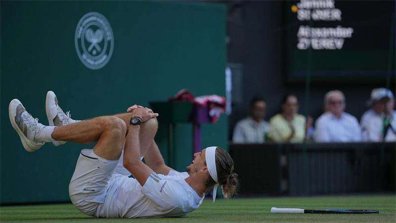 „Mag dich nicht mehr“ - Zverev verliert Finale gegen Sinner Ein Schreckmoment: Zverev stürzte im dritten Satz.