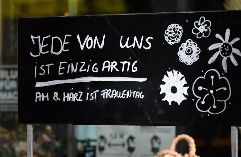 Vielerorts Kundgebungen und Demonstrationen zum Frauentag Ein Schriftzug „Jede von ist einzigartig - Am 8. März ist Frauentag“ steht auf einem Schild vor einem Blumenladen.
