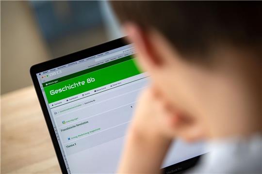 Ein Schüler einer 8. Klasse bedient an einem Notebook eine Lernplattform. Weiterhin beklagen sich die Schülerinnen und Schüler über eine «schlechte technische Ausstattung».