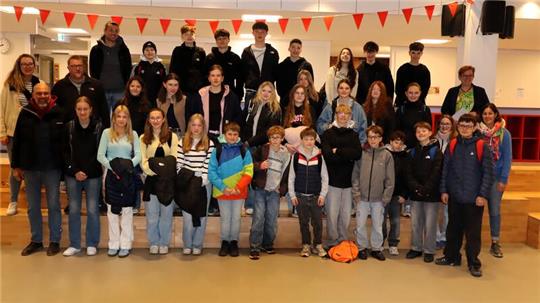 Schülergruppe in der Aula. 