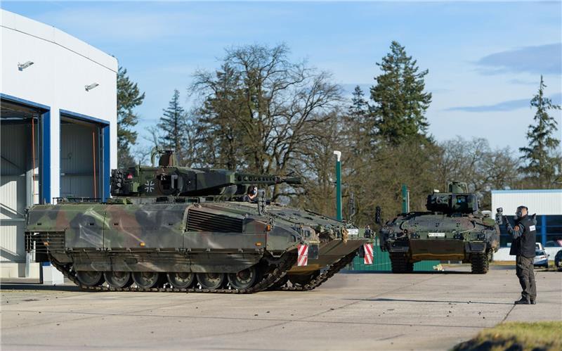 Kauf mit Risiken: Bundeswehr bekommt 50 weitere Puma-Panzer Ein Schützenpanzer der Bundeswehr vom Typ Puma auf dem Kasernengelände in Munster.