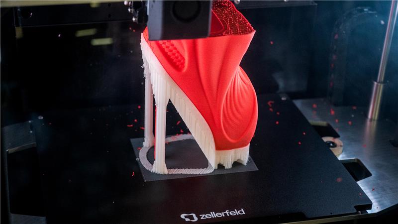 Ein Schuh wird beim Schuhhersteller Zellerfeld in einem 3D-Drucker gedruckt.