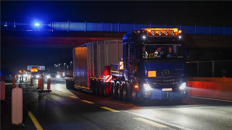 Ein Schwerlasttransporter, der einen Castor-Behälter mit Atommüll geladen hat, befährt die Bundesautobahn A3 in Höhe Bottrop, kurz bevor er auf die A31 in Richtung Münsterland wechselt. Castor-Transporte sind durch Nordrhein-Westfalen von Jülich nach Ahaus geplant.