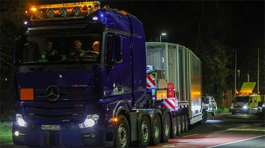 Ein Schwerlasttransporter verlässt mit einem Castor-Behälter den Standort Jülich. (Archivbild) 