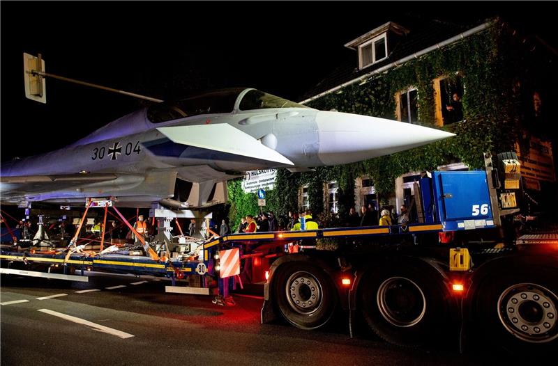 Eurofighter-Transport von Wittmund nach Schortens Ein Schwertransporter fährt mit einem einen ausgemusterten Eurofighter durch Jever.