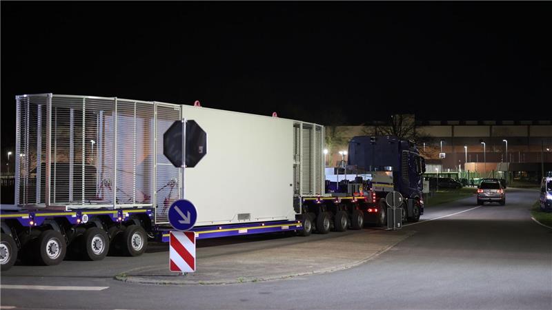 Ein Schwertransporter mit einem Castor-Behälter kommt im Zwischenlager Ahaus im Münsterland an.
