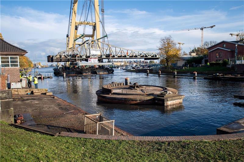 Ein Schwimmkran hebt die Deichbrücke im Jahr 2020 an. Die über 100 Jahre alte Drehbrücke wird mit einem Schwimmkran ausgehoben und zur Instandsetzung zum Hannoverkai transportiert.