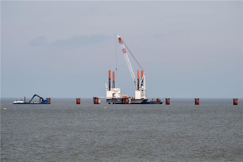 Ein Schwimmkran ist während der Bauarbeiten für einen Anleger, der für ein zweites LNG-Terminal in Wilhelmshaven benötigt wird, im Einsatz.
