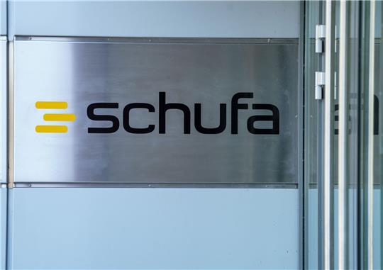 Ein Score-Simulator auf der Website der Wirtschaftsauskunftei soll beantworten, wie der Schufa-Score berechnet wird  und was bei der Kreditwürdigkeit eine Rolle spielt.