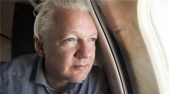 Ein Screenshot aus dem Wikileaks-Konto X zeigt Julian Assange an Bord eines Fluges nach Bangkok.