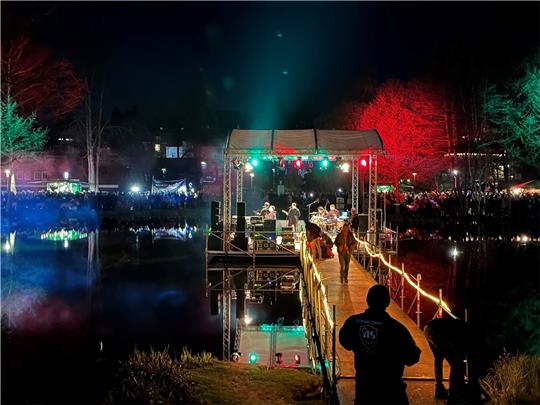 Ein Security-Mitarbeiter passt auf, wer Walpurgis auf die Seebühne geht. Vor allem die Zunahme der Kosten für diese Mitarbeiter seien für das Minus bei der Braunlage-Tourismus-Marketing-Gesellschaft verantwortlich, heißt es in der Ratssitzung.  Foto: Eggers