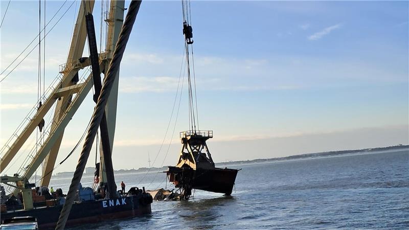 Ein Segelschiff wird in der Nähe von Cuxhaven geborgen.