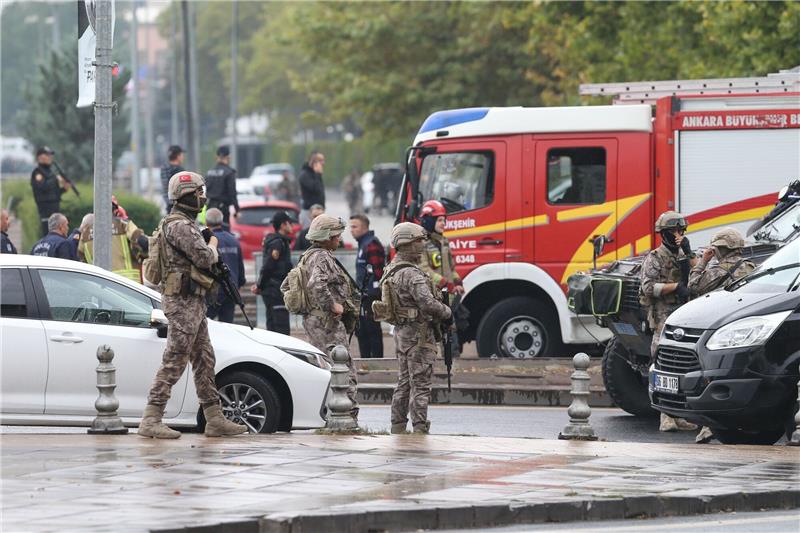 Nach Ankara-Anschlag: Luftschläge und Verhaftungen Ein Selbstmordattentäter hat im Herzen der türkischen Hauptstadt Ankara einen Sprengsatz gezündet. Soldaten und Polizisten arbeiten am Explosionsort.