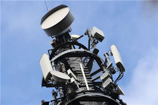 Ein Sendemast für den Mobilfunk-Standard 5G für Telefonie und Internet steht am Rand der Oranienburger Straße.