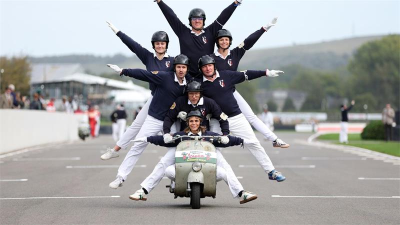 Ein Showteam rollt bei der Eröffnungsparade des Goodwood Revival 2026 über den historischen Motor Circuit.
