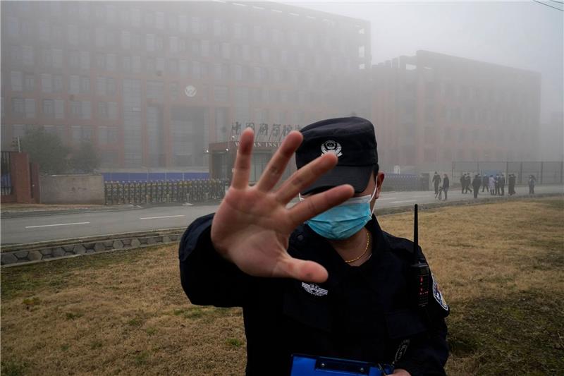 Ein Sicherheitsmann hindert Journalisten in Wuhan an ihrer Arbeit (Archibild). 99 Prozent der an der Umfrage teilnehmenden Journalisten gaben an, dass die Bedingungen in China kaum oder nie internationalen Standards für Berichterstattung entsprächen.