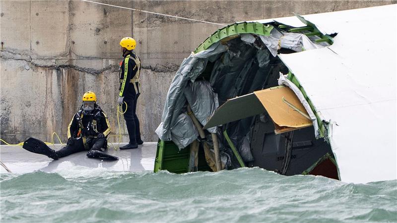 Ein Sicherheitsmitarbeiter wurde tot aus dem Wasser geborgen. 