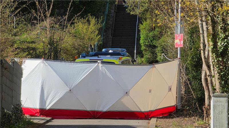 Ein Sichtschutz verdeckt die Arbeiten am Ort des Einsatzes.