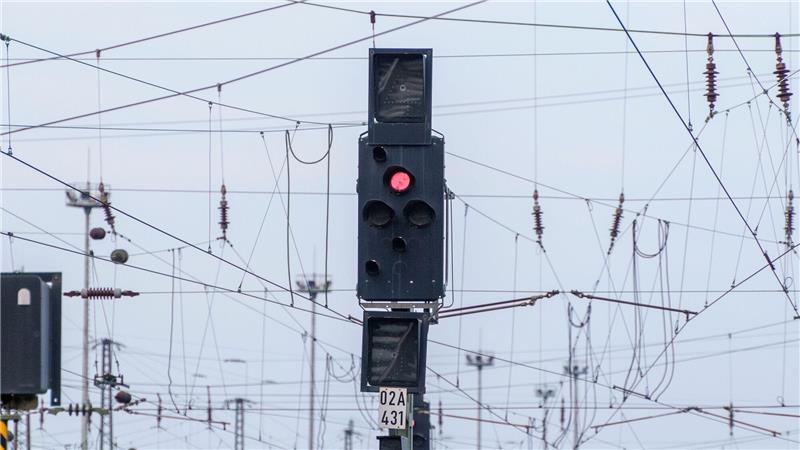 Streiks lähmen Bahn und Luftverkehr Ein Signal steht am Frankfurter Hauptbahnhof auf Rot. Der Streik der GDL soll noch bis Freitagmittag um 13 Uhr dauern.
