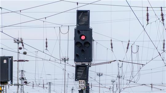 Ein Signal steht am Frankfurter Hauptbahnhof auf Rot. Der Streik der GDL soll noch bis Freitagmittag um 13 Uhr dauern.