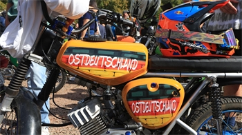 Ein Motorrad mit der Aufschrift "Ostdeutschland".