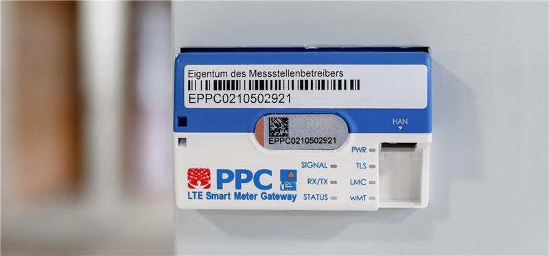Bundestag beschließt mehr Tempo für digitale Stromzähler Ein Smart-Meter-Gateway zur Datenübertragung ist an einem digitalen Stromzähler zu sehen. Die auch „Smart Meter“ genannten Geräte übertragen Daten zum Verbrauch von Wärme oder Strom automatisch an die Anbieter. Verbraucher sollen Daten jederzeit einsehen können, zum Beispiel über eine Handy-App. Foto: Markus Scholz/dpa