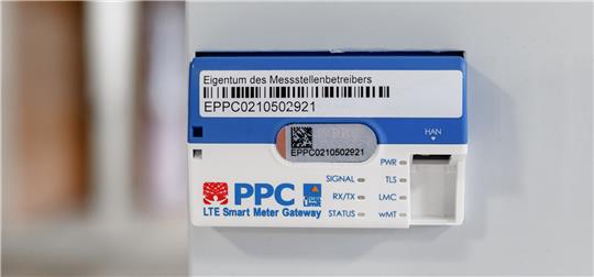 Ein Smart-Meter-Gateway zur Datenübertragung ist an einem digitalen Stromzähler zu sehen. Die auch „Smart Meter“ genannten Geräte übertragen Daten zum Verbrauch von Wärme oder Strom automatisch an die Anbieter. Verbraucher sollen Daten jederzeit einsehen können, zum Beispiel über eine Handy-App. Foto: Markus Scholz/dpa