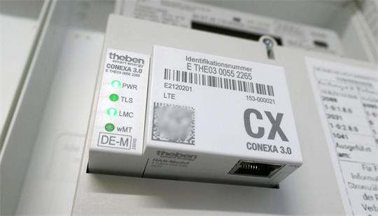 Nahaufnahme eines weißen elektronischen Geräts mit der Aufschrift 'CX CONEXA 3.0' und mehreren Status-LEDs auf der linken Seite.
