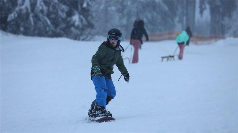 Viele Lifte nehmen Betrieb auf – Skilanglauf mit Einschränkungen Ein Snowboarder am Bocksberg.