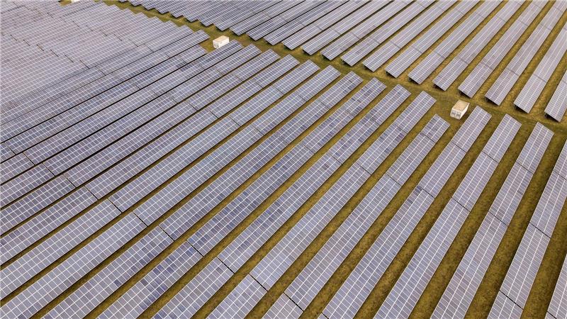 Neue Bankkredite sollen Baywa-Sanierung vereinfachen Ein Solarpark der BayWa r.e. in Mecklenburg-Vorpommern am Ostseeflughafen Barth.