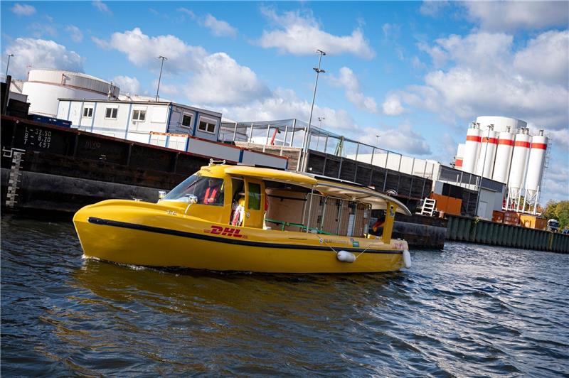 DHL plant Ausbau von Berliner Postschiff-Projekt Ein Solarschiff der DHL der Deutschen Post fährt in den Westhafen Berlin. Der Logistikkonzern will die Postlieferung per Schiff ausbauen.