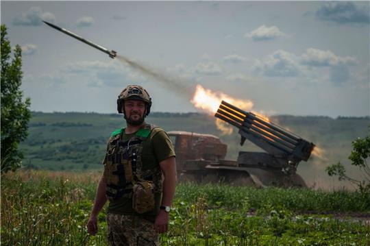 Ein Soldat an der Frontlinie in der Region Donezk: Hier konnte die Ukraine offenbar zuletzt kleine Vorstöße erzielen.