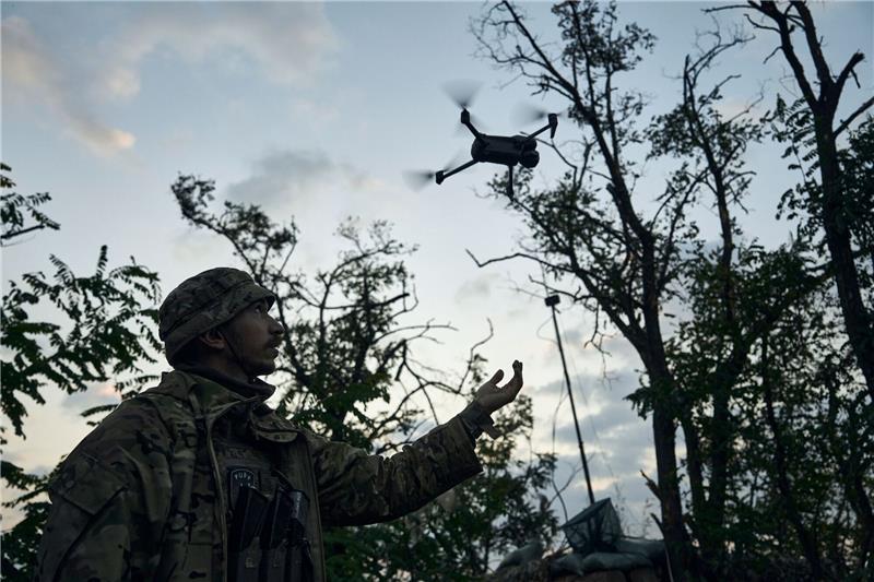 Ein Soldat der 3. Separatistenbrigade der Ukraine startet eine Drohne an der Frontlinie in der Nähe von Bachmut.