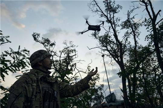 Ein Soldat der 3. Separatistenbrigade der Ukraine startet eine Drohne an der Frontlinie in der Nähe von Bachmut.