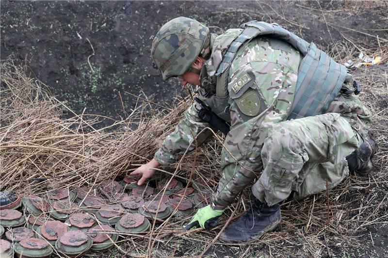 Krieg gegen die Ukraine: So ist die Lage Ein Soldat der Kampfmittelabwehr (Explosive Ordnance Disposal, EOD) bei der Arbeit.