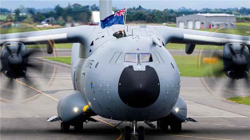 Ein Soldat der Luftwaffe zeigt bei der Landung die neuseeländische Flagge. (Handout)