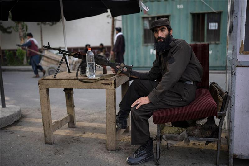 Mehr als 1000 Zivilisten seit Taliban-Machtübernahme getötet Ein Soldat der Taliban hält ein Maschinengewehr an einem Kontrollpunkt: Auch nach der Machtübernahme der Taliban sterben Zivilisten.