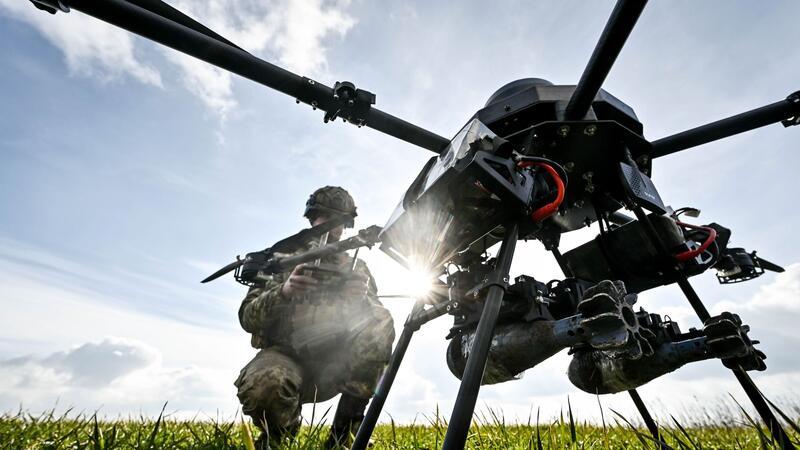 Berichte: Treffer auf russisches Atomraketen-Frühwarnsystem Ein Soldat startet eine Drohne, ein ukrainisches unbemanntes Kampfflugzeug (UCAV).
