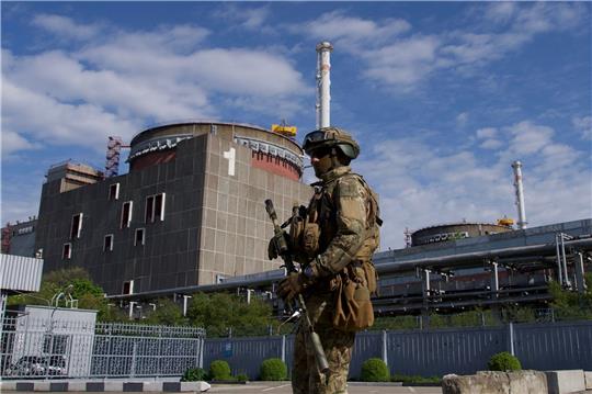 Ein Soldat vor dem von Russland besetzten Atomkraftwerk Saporischschja. Foto: Andrey Borodulin/AFP