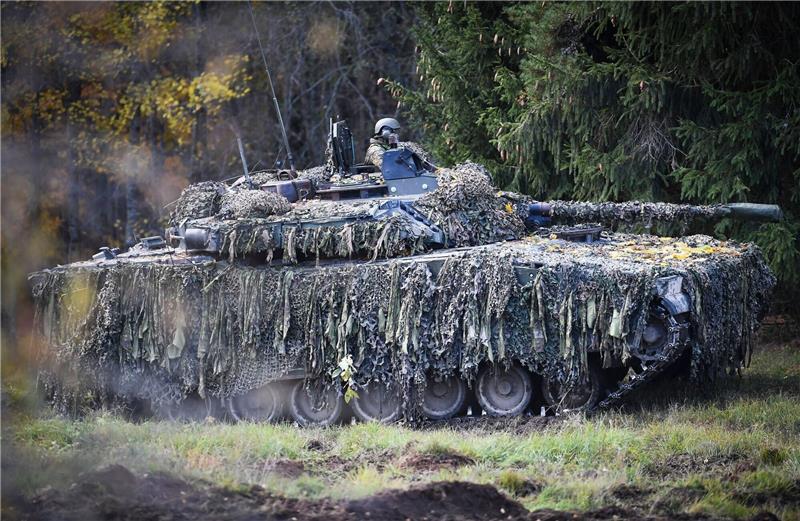 Estland erhöht Verteidigungsausgaben 2023 auf 2,9 Prozent Ein Soldat während einer Militärübung der estnischen Streitkräfte in Tapa.