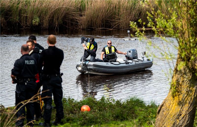Ein Sonarboot der Polizei am 29. April bei der Suche nach Arian auf der Oste.